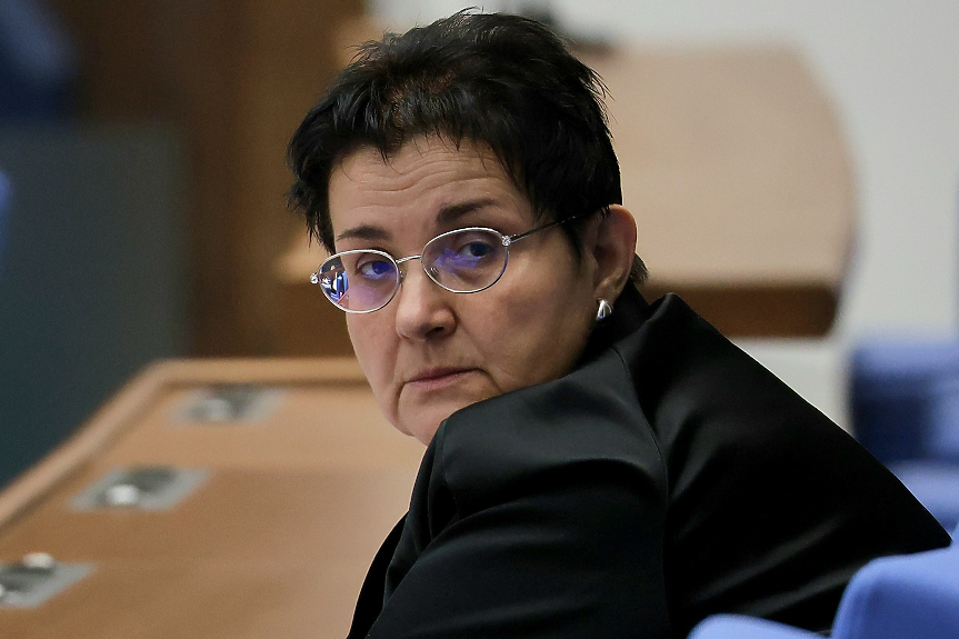 Финансовата министърка отрича твърдения, че обслужва задкулисно Пеевски