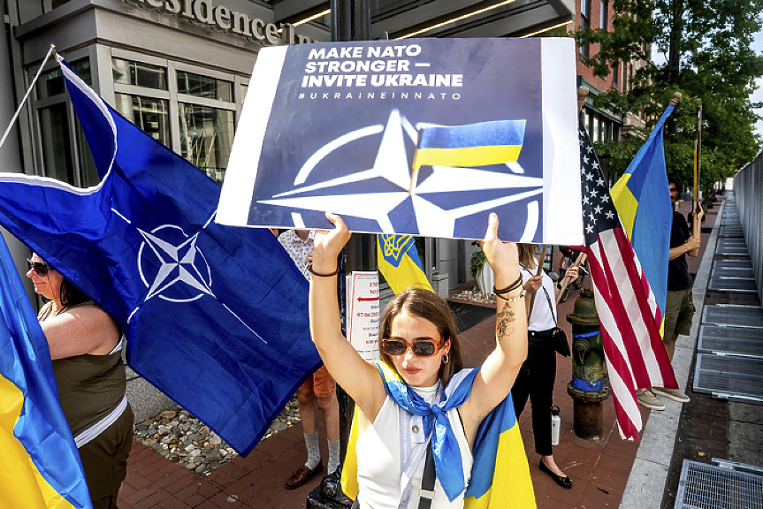 НАТО: Пътят на Украйна към членството е необратим
