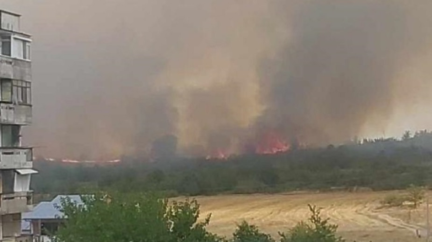 Пожар край бензиностанция в Харманли, има опасност от взрив (ВИДЕО)