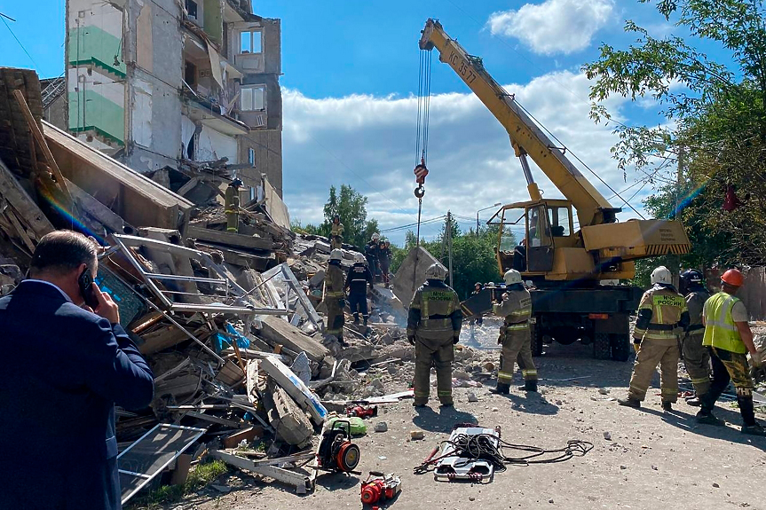 Взрив на газ събори блок в Русия - един загина, деца са ранени