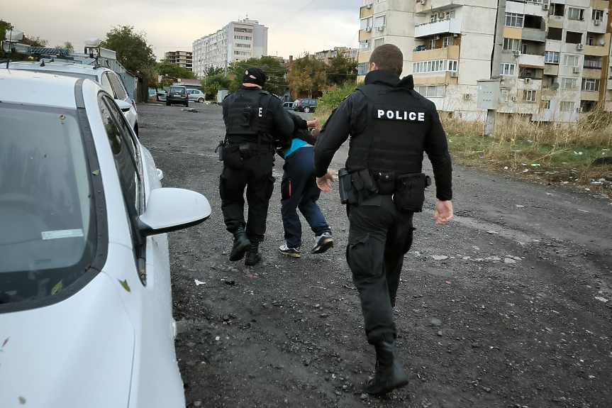 Има задържани при акция срещу търговци на гласове и мигранти в Бургас