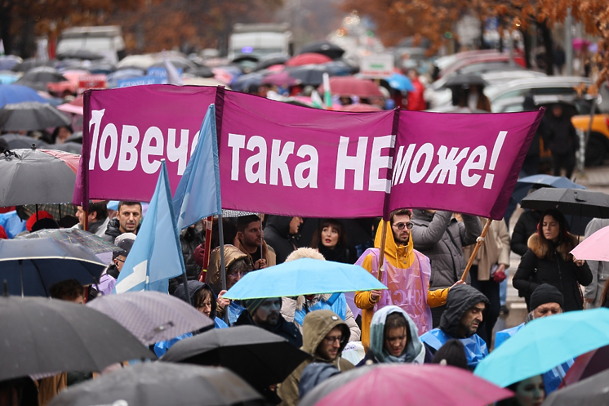 Не се скатавайте и не се снишавайте – бурята няма да отмине!