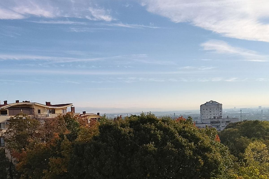 Слънчево и ветровито време днес