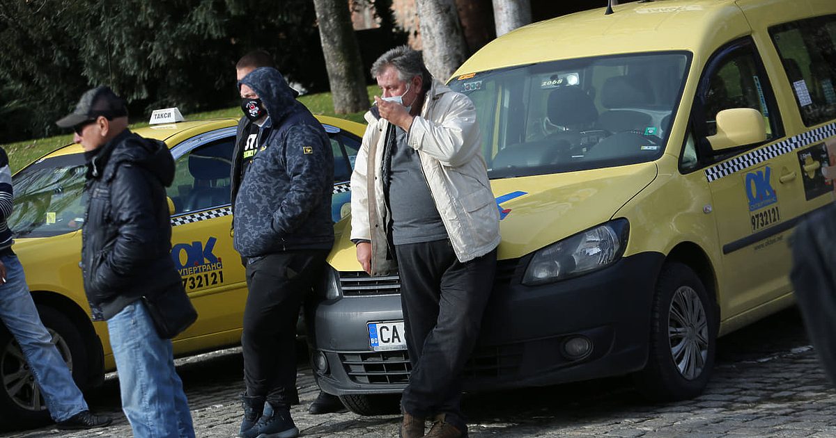 В столицата таксиметрови автомобили се събраха в 08:00 часа тази