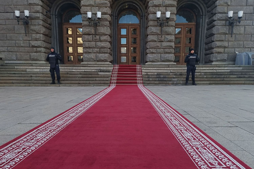 Парламентът се събира на първо заседание днес