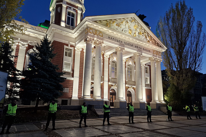 Днес - два протеста и кордон пред Народния театър. Граждани аплодират влизащите с билети