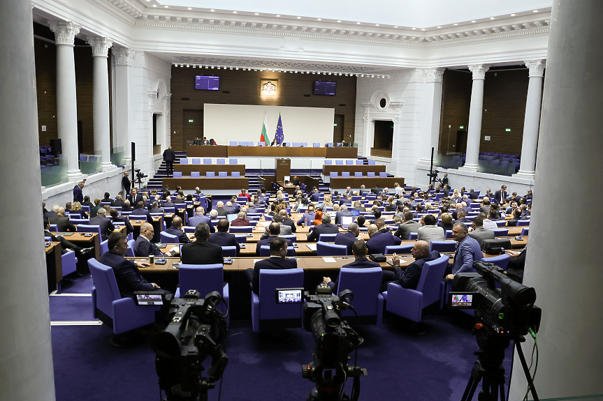 Парламентът съкрати ваканцията си, избра правна и бюджетна комисии