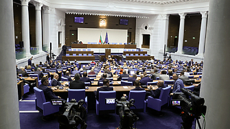 Парламентът съкрати коледната си ваканция и тя ще бъде от