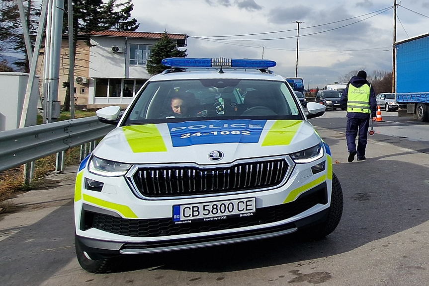 След гонка: задържаха двама, нападнали с нож и ограбили тийнейджъри