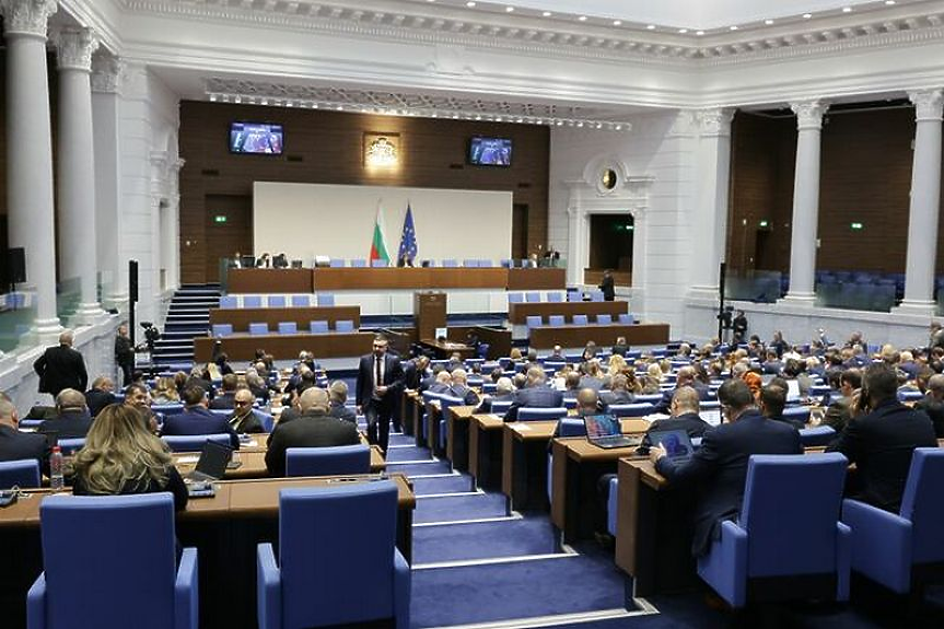 Парламентът продължава да ускорява спирането на избора на Сарафов