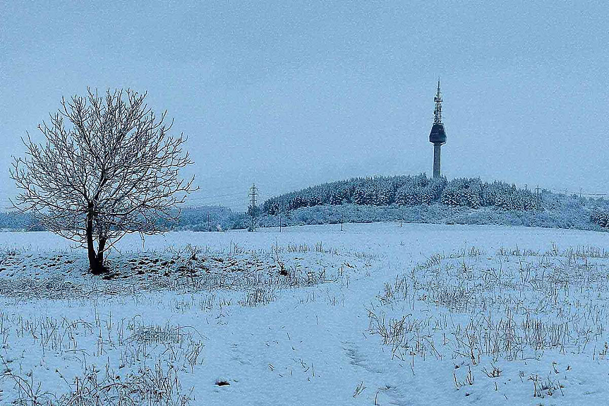 Облачно със слаби снеговалежи в събота