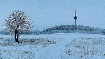 Облачно със слаби снеговалежи в събота