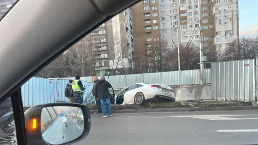 Кола падна в изкопа на метрото в София