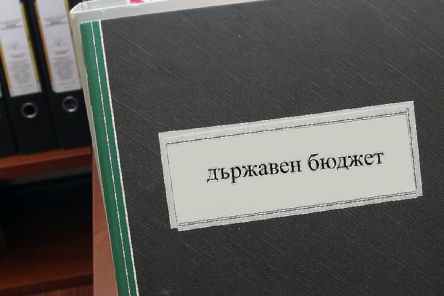 Синдикатите скочиха на орязаното увеличение на парите за държавните служители