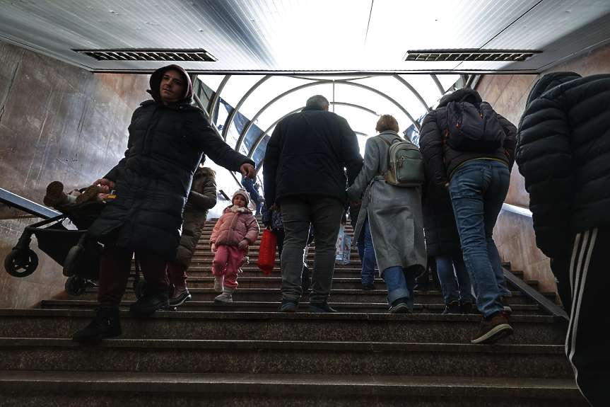 Заради пътник, слязъл на релсите: спря метрото между станциите 