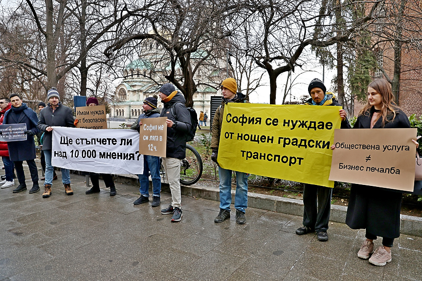 Гражданите протестират, а в СОС спорят за какво да спорят