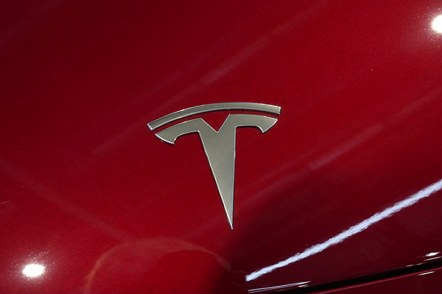 Акцията на Tesla се срина. Компанията на Мъск вече струва под 1 трилион долара