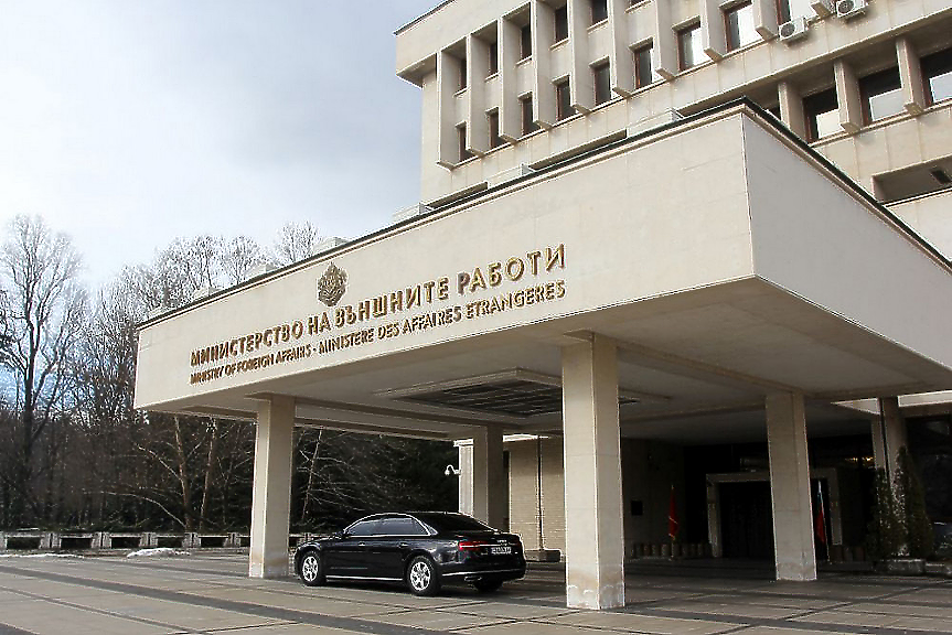 Външно: Украйна и ЕС трябва да участват в преговорите. За военния контингент решава парламентът