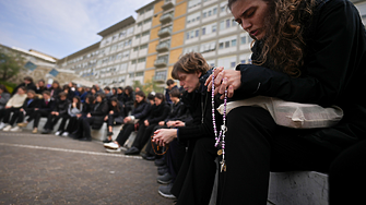 Папа Франциск е в по-добро състояние - благодари на лекарите