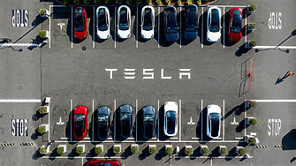 Tesla на съд за манипулирани километражи, за да съкрати гаранцията
