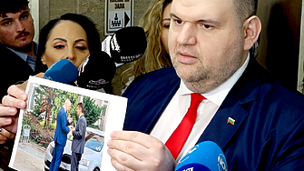 Ходиш си по улицата, среща те шефът на КОНПИ, снимат ви за Пеевски - нов фото сюжет в парламента