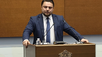 Трети депутат напуска парламентарната група на Доган