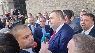 Протест на ПП изкара Пеевски на улицата, обграден от гардове и депутати (ВИДЕО)