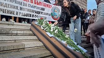 „Погребението на едно бъдеще“: младите лекари отново на протест. Чува ли ги МЗ?