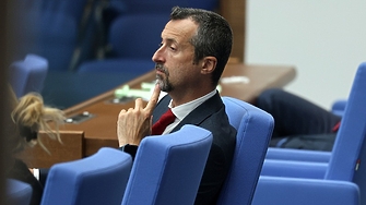 Шефът на НЗОК отне правата на заместника си - да не пречи на проверка