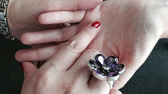 Мнима гадателка измамила бъдещи "милиардери" с 46 милиона долара