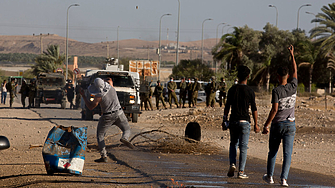 Израелски заселници подпалиха и оскверниха джамия на Западния бряг