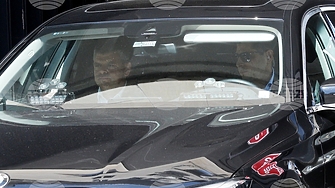 Как трамвай бе принуден да набие спирачки, за да направи път на "сини буркани"