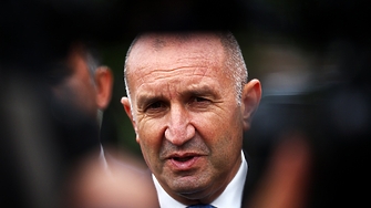 Радев пита защо още няма назначен особен управител на "Лукойл" и каква е истинската цел на управляващите