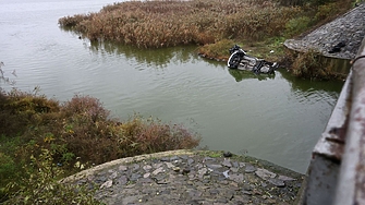 "Блъснал автомобила в билборд, паднал в езерото, което довело до смъртта на 6-има от пасажерите"