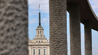 ДЕНЯТ В НЯКОЛКО РЕДА: Бюджет на инат. Особен управител на "Лукойл" - също