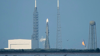 Слънчеви бури спряха изстрелването на нова ракета на Безос със спътници на НАСА