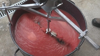 "Пътят бе дълъг и трънлив..." Железничар изобрети ел.бъркалка за лютеница