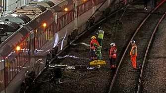 Девет души в критично състояние след касапница във влак в Англия