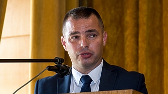 Какво се случва с танкера, заседнал край Ахтопол? Нищо - заради лошото време и бурното море