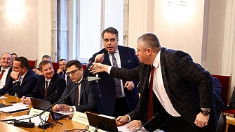 Скандал в парламента: мнозинството опитва да приеме бюджета "на крак" и в... почивката