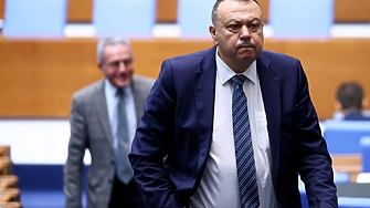 Душене със закачалка, юмруци в лицето - Хамид Хамид бил двама младежи от ПП в кулоара (ВИДЕО)