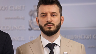 Кметът, съборил ромските жилища в "Захарна фабрика", съди граждани за фейсбук възмущение