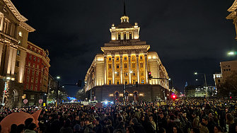Срещу бюджета: хиляди блокираха центъра на София. Депутати напускат НС по малките часове (СНИМКИ+ВИДЕО)