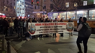  "Няма да ни излъжете." Младите лекари блокираха Орлов мост