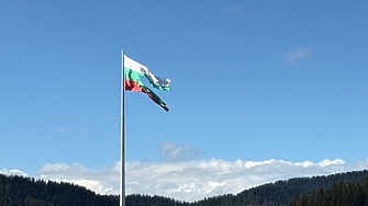 Патриотично: знамето на Рожен пак се скъса