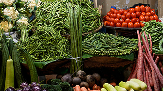 Цените на зеленчуците - нагоре, на някои основни храни - също