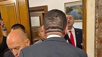 "Пред такива боклуци като теб не се навеждам!" Ивайло Мирчев атакува Пеевски, той се скри в кабинета си (ВИДЕО)