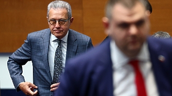 "Много са ви малко хората". Или защо от ДПС - Ново начало не слязоха при протестиращите (ВИДЕО)