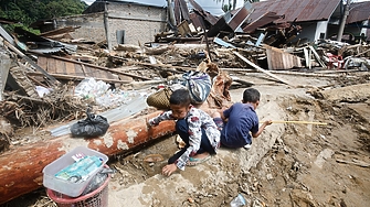 Над 1000 са загиналите при наводнения и свлачища в Азия през последните дни