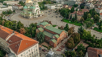 "Многовекторна дестабилизация" - чака се Назарян да освободи паркинга при катедралата от депутати 